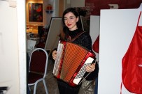 TÜRK DÜNYASI - Sanatçılara Akordiyonla Motivasyon Sağlıyor