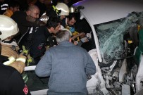TEM'de Feci Kaza Açıklaması 2 Kişi Araç İçinde Sıkıştı
