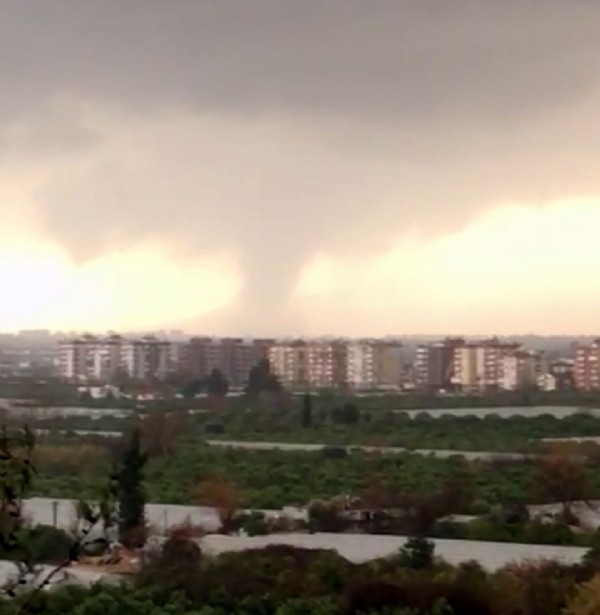 Antalya'yı hortum vurdu