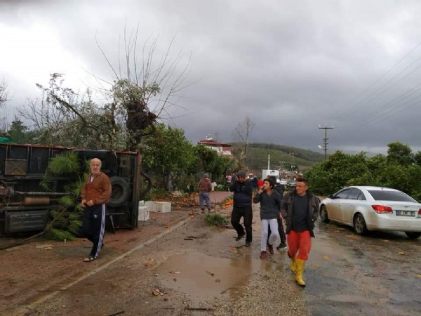 Antalya'yı hortum vurdu