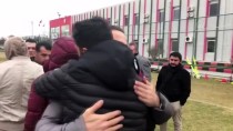 SEZGİN COŞKUN - Eskişehirspor'da Lisansı Çıkmayan 9 Futbolcu Tesislerden Ayrıldı