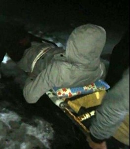 Hasta Karlı Yollarda 'Merdivenle' Taşınarak Ambulansa Ulaştırıldı