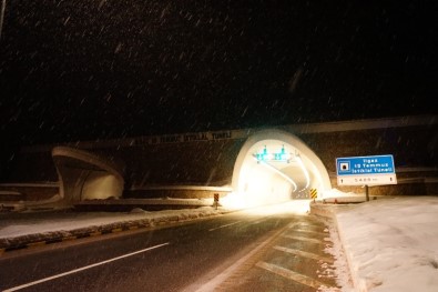 Ilgaz 15 Temmuz İstiklal Tüneli Mevkiinde Kar Yağışı Etkili Oluyor