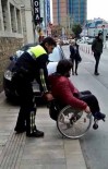 RECEP PEKER - Kaldırımdaki Araca Takılan Engelli Bireye Polis Şefkati