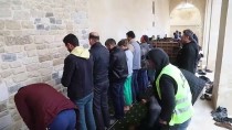 CUMA NAMAZI - Kilis'te Terör Saldırısında Zarar Gören Tarihi Cami İbadete Açıldı