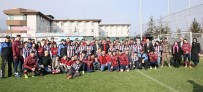 KİMSESİZ ÇOCUKLAR - Kimsesiz Çocuklar Trabzonspor Antrenmanını Ziyaret Etti