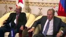 CEZAYIR - Rusya Dışişleri Bakanı Lavrov Mikrofonla Tokalaştı