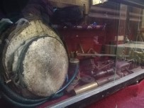 SÜRYANI - Süryani Ustalarının 200 Yıllık Malzemelerini İş Yerinde Sergiliyor