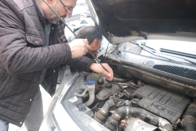 Tam Kontağı Çevirecekken Duyduğu Sesle İrkildi