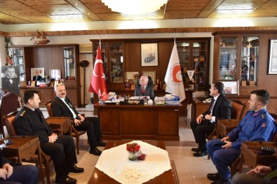 Vali Seymenoğlu'na, Eğirdir Belediyesi'nde Şokelma Ve Elme Gevreği İkramı