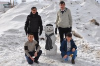 KARDAN ADAM - Yüksekovalı Çocuklar Kardan Adam Yaparak Tatilin Keyfini Çıkarıyor