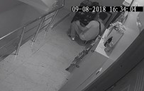 ALARM SİSTEMİ - Alışveriş Yapar Gibi Seçtikleri Ayakkabıları Çaldılar