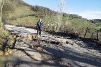 Biga'da Çömlekçi İle Karaağaç Köyü Arasındaki Yol Çöktü