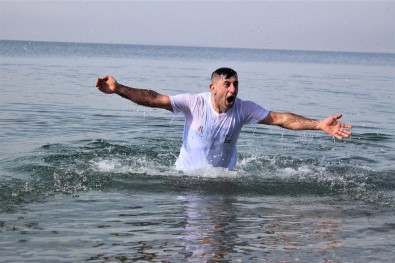 Buz Gibi Havada Van Gölü'nün Mavi Bayraklı Plajında Yüzdüler