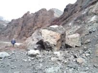 Dev Kayalar 8 Köy Yolunu Ulaşıma Kapattı