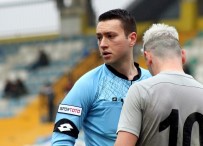 Hakem Zorbay Küçük, Günay Güvenç'in Üstüne Yürüdü