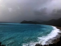 LODOS - Ölüdeniz, Turkuaz Rengi Ve Dev Dalgalarıyla İlgi Çekiyor