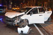 Otomobilin Çarptığı Ticari Taksi Kaldırıma Savruldu Açıklaması 1 Yaralı