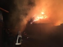 İTFAİYE ARACI - 5 Bin Saman Balyası Yandı Açıklaması Zarar 100 Bin TL