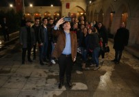 AK Parti Zeytinburnu Belediye Başkan Adayı Ömer Arısoy, Gençlere Karanfil Dağıttı