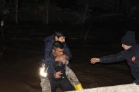 SAĞANAK YAĞMUR - Antalya'da Dere Taştı, Evlerinde Mahsur Kalanları İtfaiye Kurtardı