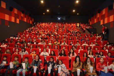 Balçovalı Çocuklara Karne Hediyesi