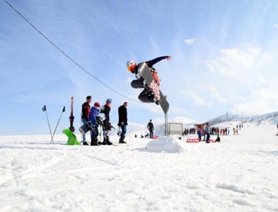 Bitlisliler kayak merkezine akın etti