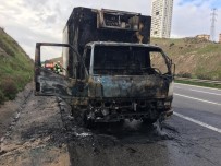 İzmir'de Seyir Halindeki Kamyonet Küle Döndü