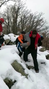 (Özel) Dağda Mahsur Kalan Genci Kurtarmak İçin Sırtlarında Taşımışlar
