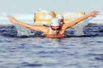 REKOR DENEMESİ - Türk Kızı Buzlu Suda 1 Saat Kalarak Rekor Kırdı