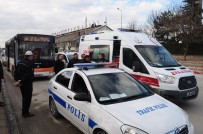 YOLCU OTOBÜSÜ - Belediye Otobüsü Minibüse Arkadan Çarptı Açıklaması 2 Yaralı