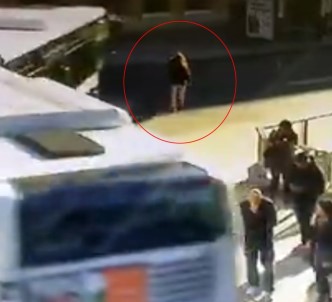 Cep Telefonuna Daldı, Otobüsün Altında Kaldı