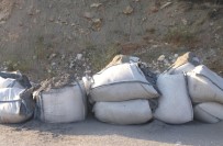 ŞEHİRLERARASI OTOBÜS - Bilecik'te Yol Kenarına Dökülen Kimyasal Atıklar Vatandaşları Tedirgin Ediyor