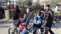 Bisikletini Alan Motosikletine Yükleyip Götürdü