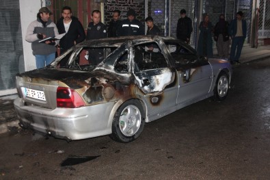 Elazığ'da Yanan Otomobil Kullanılamaz Hale Geldi