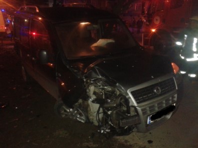 Hafif Ticari Araç Yolcu Durağına Daldı