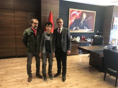 Kendi Küçük Yüreği Büyük