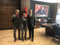 Kendi Küçük Yüreği Büyük