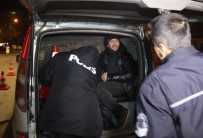 Marketten Kolayla Para Çaldı, Sokakta Havaya Ateş Ederken Yakalandı