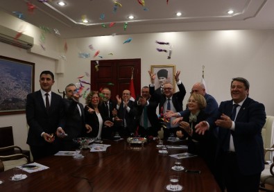 Mesir Macunu İlk Olarak Gazetecilere Saçıldı