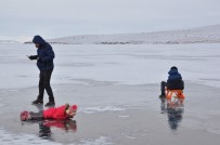 BARIŞ YILDIZ - Hayatlarında İlk Kez Buz Gören Çocuklar Ne Yapacağını Şaşırdı