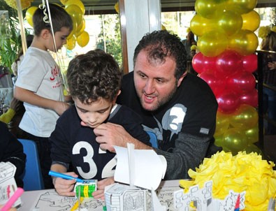 Özlem Yıldız'ın eski eşi Sinan Serter oğlunun yanında gözaltına alındı!