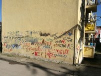 Sokakların Güzelliği Sprey Boya İle Kirletiliyor