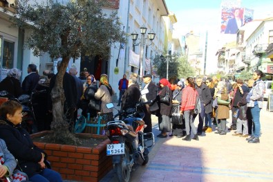 Teknolojiye Alışamayan Emekliler Uzun Kuyruk Oluşturdu