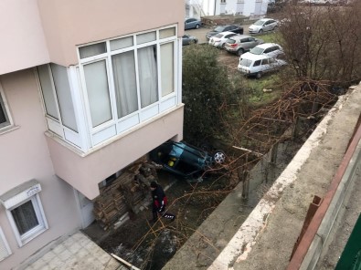Virajda Takla Atan Otomobil Evin Bahçesine Düştü