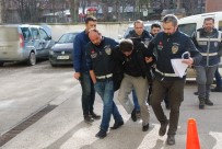 21 Ayrı Suçtan Aranan Zanlı Adliyeye Sekerek Girdi