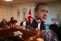 AK Parti Zeytinburnu Belediye  Başkan Adayı Ömer Arısoy, Down Sendromlu 'İbo' İle Kucaklaştı