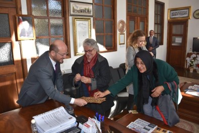 Başkan Özcan'dan Ziyaretçilere Ay Yıldızlı Bayrak Rozeti