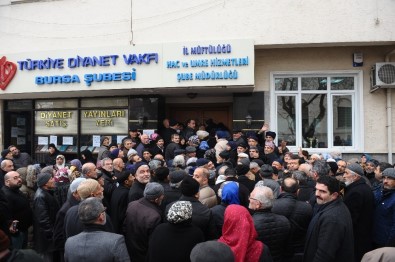 Hacı Adayları Kayıt İçin Uzun Kuyruklar Oluşturdu