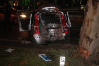 İzmir'de Elektrik Direğine Çarpan Araçta 1 Kişi Öldü, 2 Kişi Yaralandı